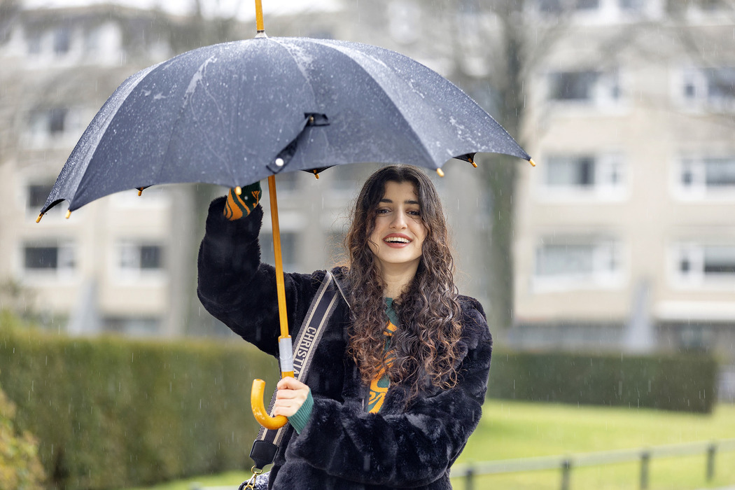 Een vrouw met een paraplu