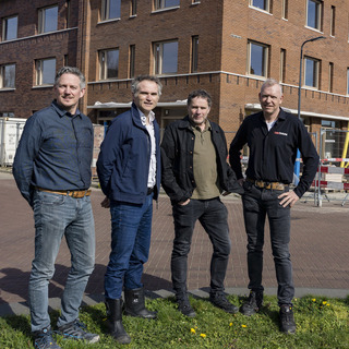 Een gebouw met een hart van hout